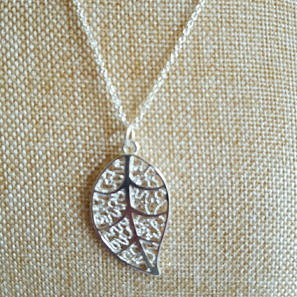 Women's bracelet. Leaf pendant design.